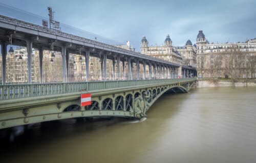 フランス

フランスの背景に建物がある川にかかる橋。