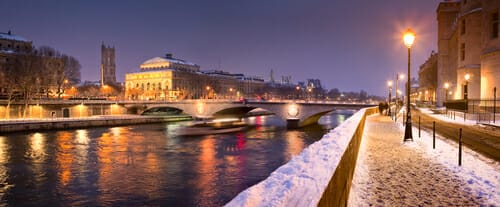 フランスの川のある夜の街。