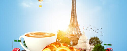 フランスの背景にエッフェル塔が見えるプレートにコーヒーとクロワッサンがあり