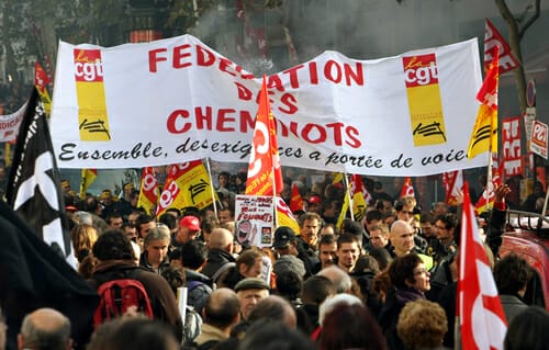 フランスの「fédération des chenots」と書かれた横断幕を掲げる人々のグループ。