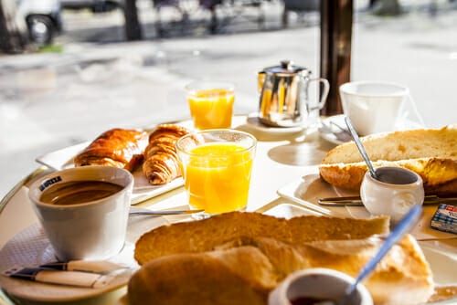 フランスをイメージした、たくさんの料理が並ぶテーブル。