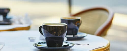 フランスのカフェのテーブルにコーヒー 2 杯。