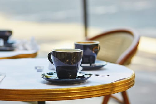 フランスのカフェのテーブルにコーヒー 2 杯。