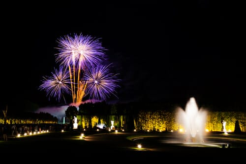 フランスの夜の公園の噴水の上で花火。