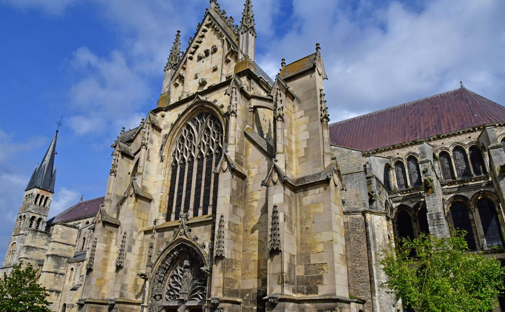 フランスにある尖塔と尖塔のある華やかな教会。