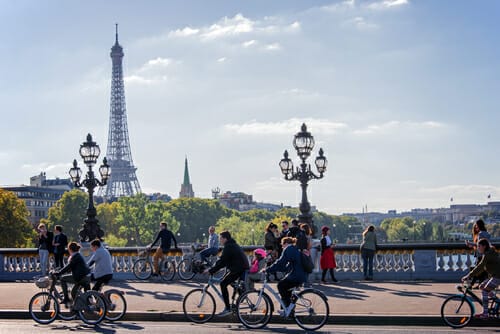 フランスの人々がエッフェル塔の前で自転車に挑戦しています。