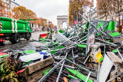 フランス、瓦礫の山の前にトラックが駐車されている。