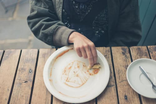 フランスでは食べ物が乗った皿を持つ人。