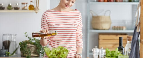 フランスのキッチンで女性が野菜を準備しています。