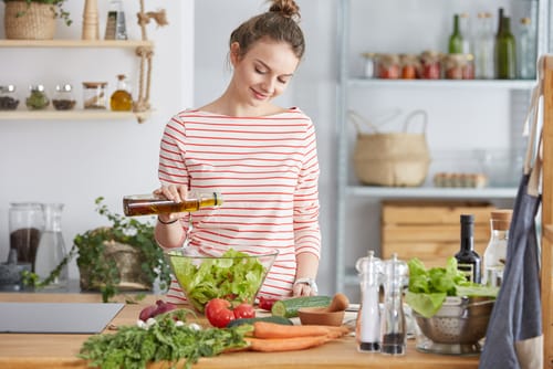 フランスのキッチンで女性が野菜を準備しています。