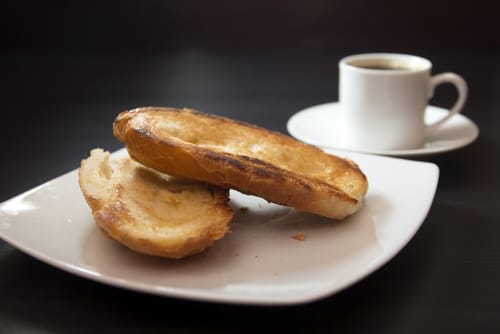 フランスから来たパンとコーヒーが入ったプレート。