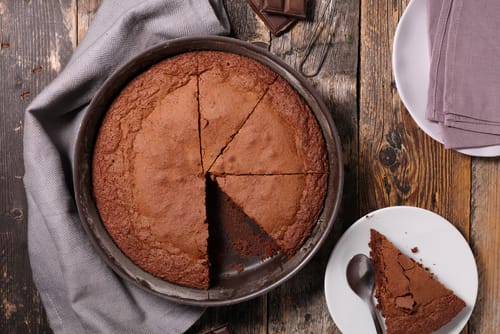 フランスをイメージした、スライスしたパンに入ったチョコレートケーキ。