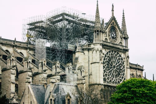 フランスの大きな建物で、上部に足場がある。