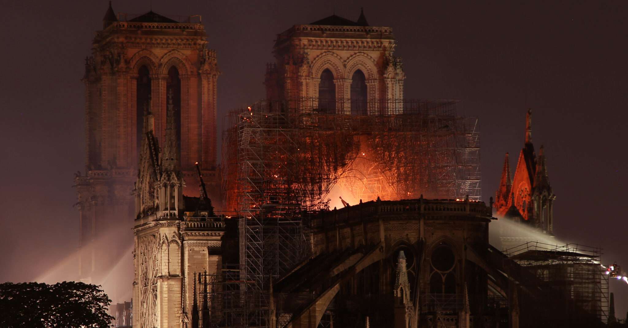 フランス・パリのノートルダム大聖堂が炎に包まれた。