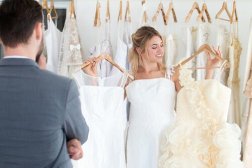 フランスのブライダル ショップでウェディング ドレスを探している新郎新婦。 フランスのブライダル ショップでウェディング ドレスを探している新郎新婦。