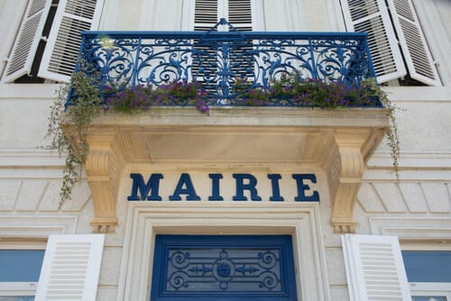 mairie と書かれたフランスの建物。