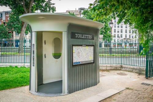 フランスの公園にある公衆トイレ。