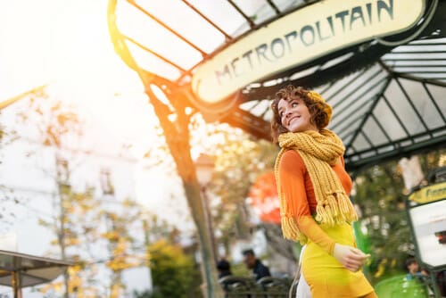 フランスの駅の前を女性が歩いています。