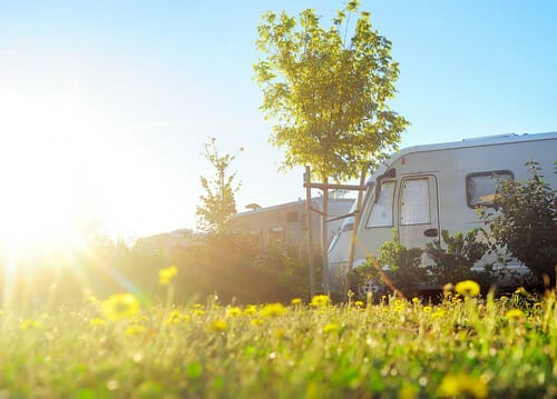 フランスの芝生の野原に駐車されたUn RV。 フランスの芝生の野原に駐車されたUn RV。