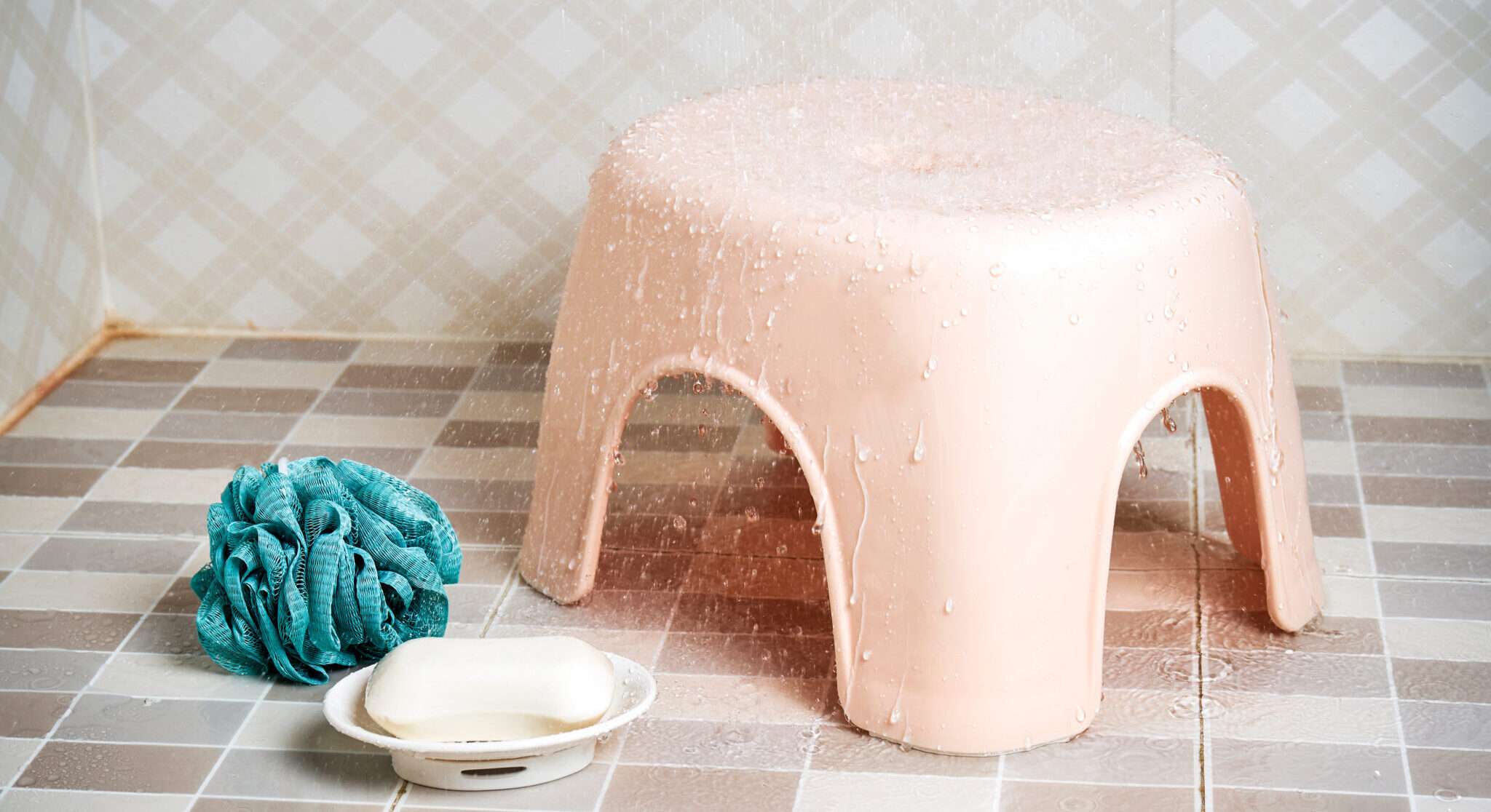 フランスでは、タイル張りの床にピンクのスツールが置かれています。