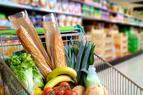 フランスの食料品店の食料品でいっぱいのショッピング カート。