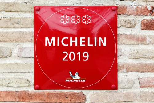 michelin 2019と書かれたフランスの赤いプレート。