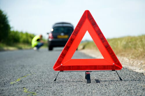 フランスの道路脇にある赤い三角形の警告標識。