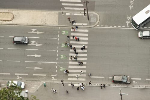 フランスの通りを横断する人々の空撮。