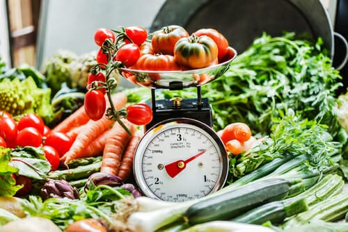 フランスでは、山盛りの野菜の上に秤が置かれている。 フランスでは、山盛りの野菜の上に秤が置かれている。