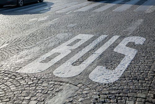 フランスにある「バス」と書かれた横断歩道。