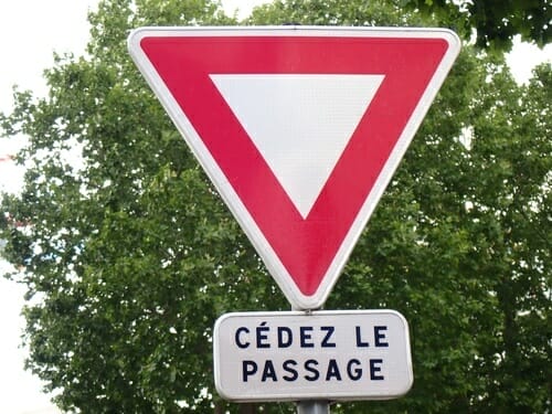 フランスの Cedez le 通路の道路標識。