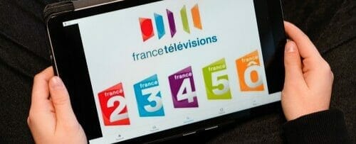 フランスのテレビのロゴが入った iPad を持っている人。

キーワード: フランス