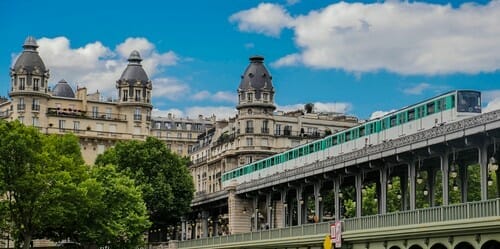 パリの地下鉄駅はフランスにあります。