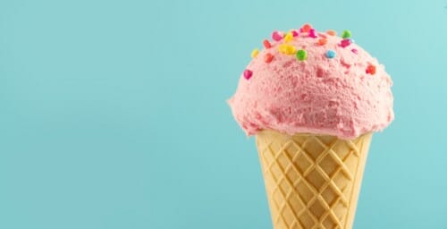 フランスをイメージした青色の背景に、スプリンクルが描かれたピンクのアイス クリーム コーン。