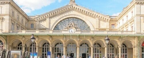 フランス建築を思わせる華やかな建物とその前を歩く人々。