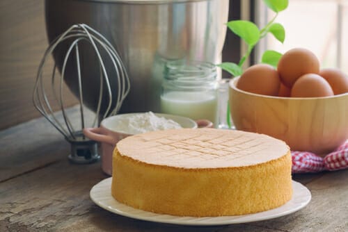 皿に卵やその他の具材を乗せたフランスのケーキ。 皿に卵やその他の具材を乗せたフランスのケーキ。