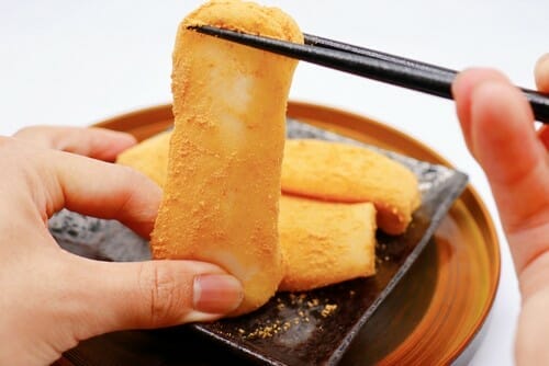 フランスで人が箸でパンを持っています。 フランスで人が箸でパンを持っています。