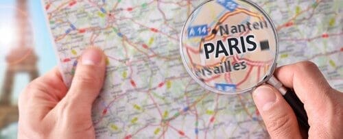 フランスの地図の上に虫眼鏡を持っている人。