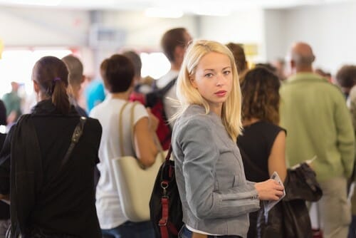 フランスで人の群衆の中に立つ女性。