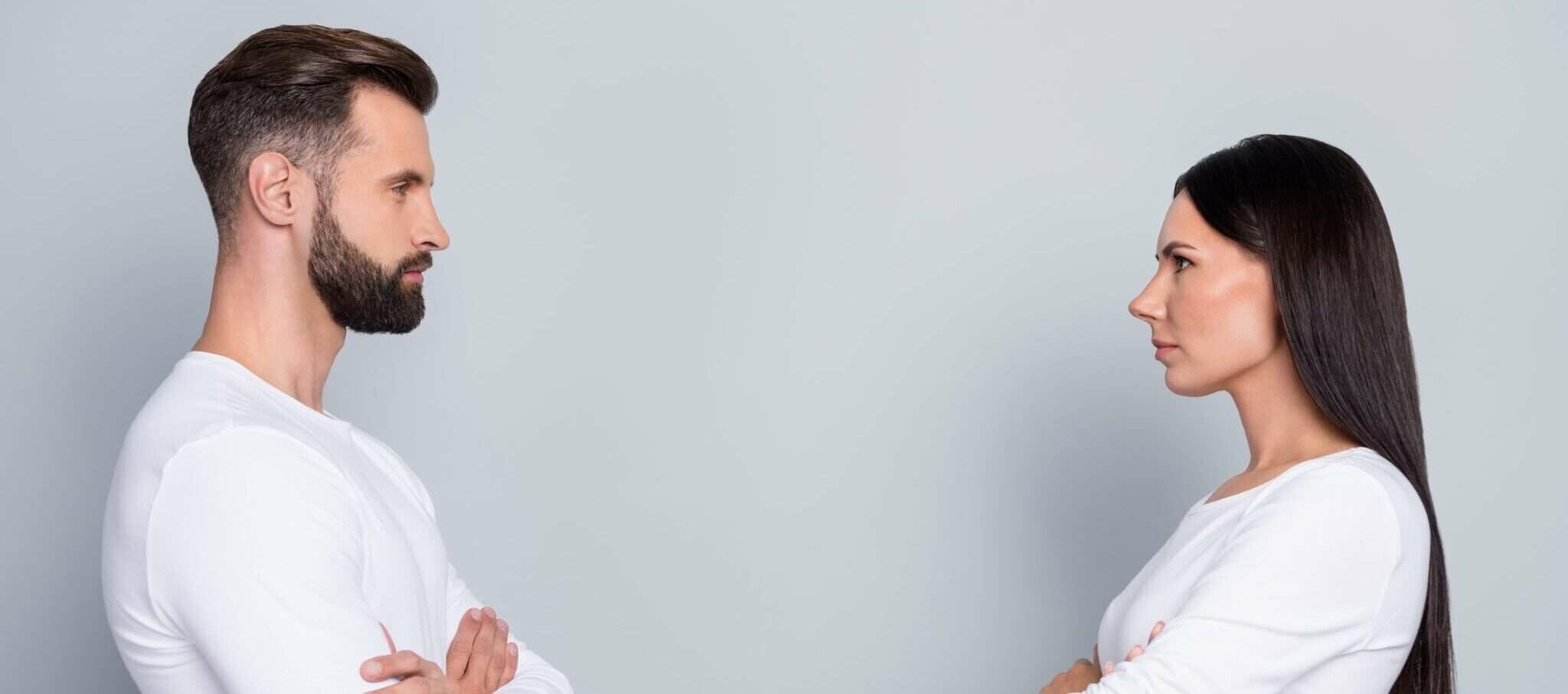 フランスで向かい合う男女。 フランスで向かい合う男女。