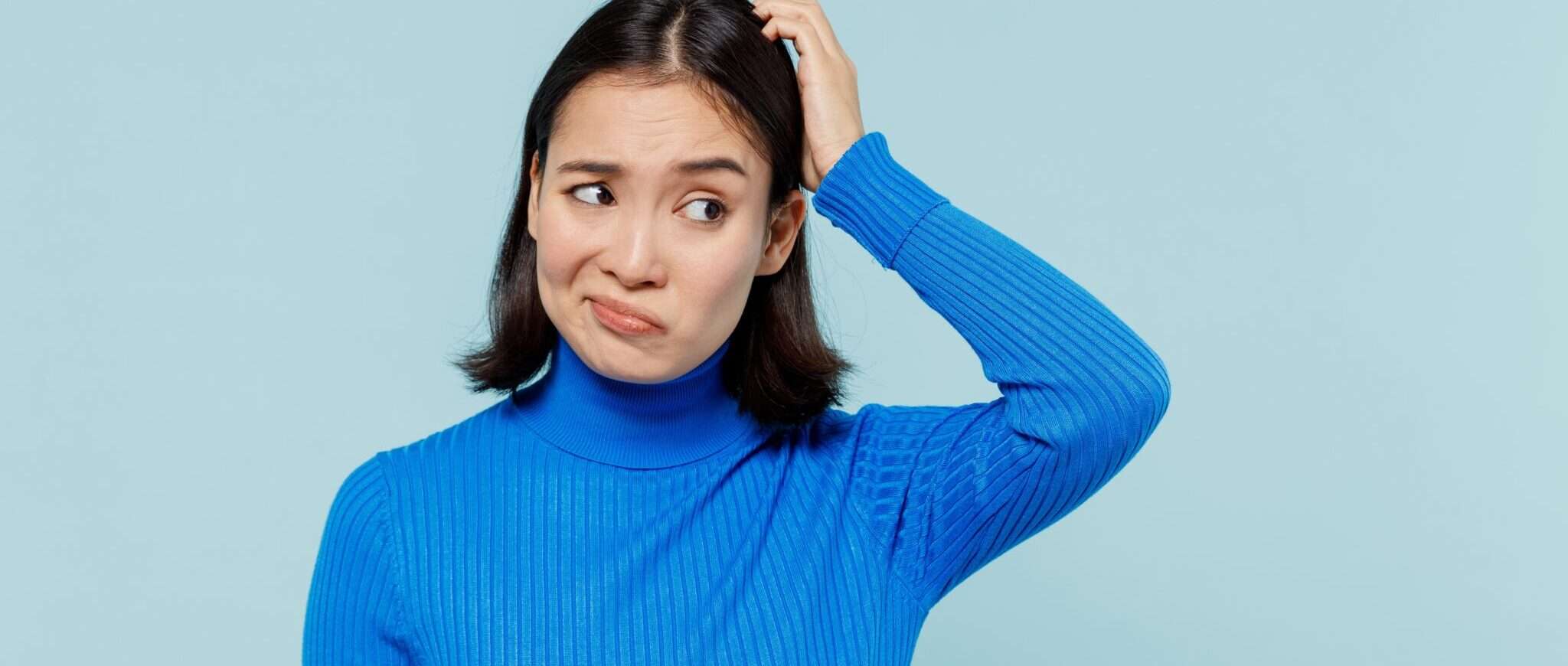 フランスで頭に手を置く若い女性。 フランスで頭に手を置く若い女性。