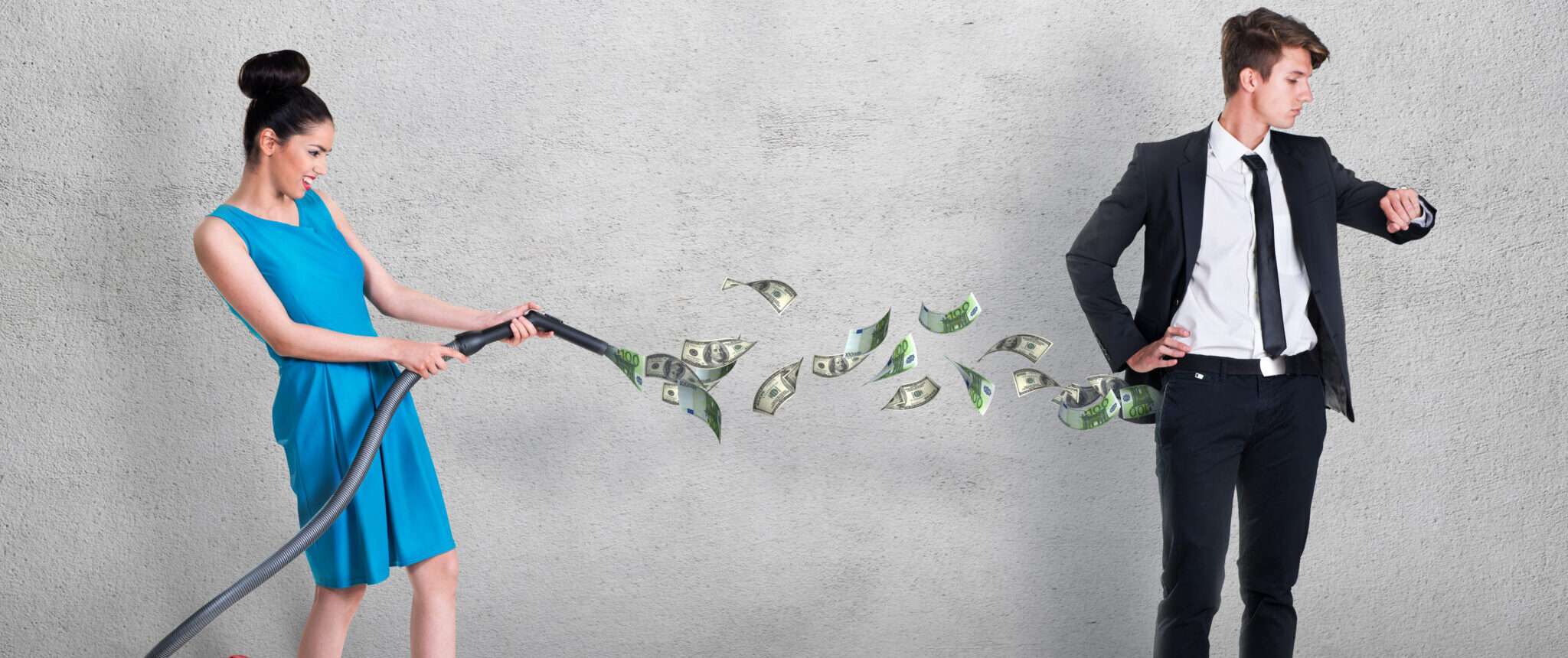 ホースからお金が落ちたフランスの男性と女性。