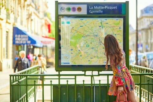 フランスの道路標識の地図を見ている女性。