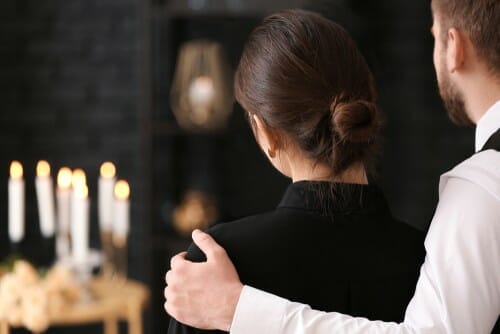 フランス男と女がろうそくの前で抱擁する。