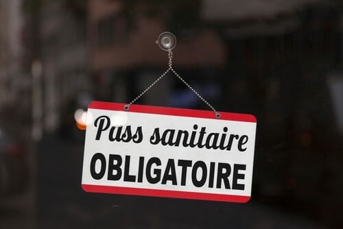 窓には「pas santaie obligatoire」と書かれたフランスの看板。