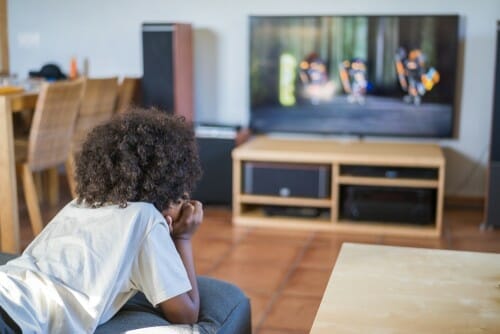 フランスの女性がリビングルームでテレビを見ています。