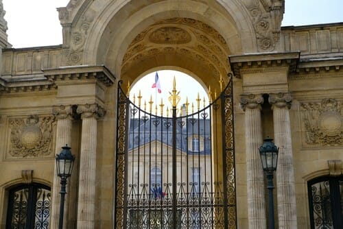 華やかな門のあるフランスの建物の入り口。