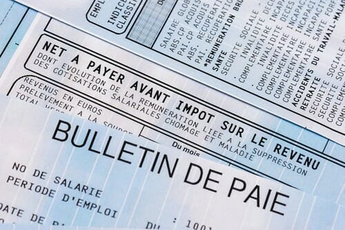 フランスの給与明細を示す、「bulleted de paie」という文字が書かれた紙。