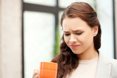 フランスでコーヒーマグを持つ女性。