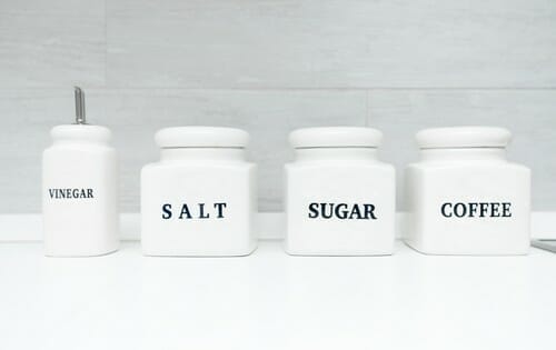 フランスからの塩、砂糖、コーヒーの文字が入った 3 つの白い瓶。